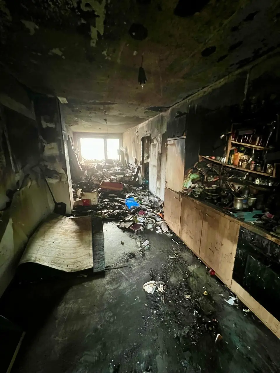 Brandschaden-Entrümpelung Wien – Zustand vorher mit Brandresten